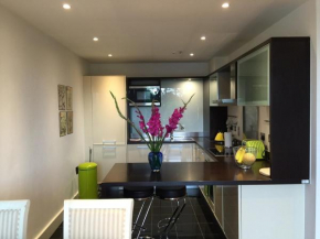 City Centre Luxurious Cambridge 2 Bed Apartment with Balcony, Lift, Free Parking, Fast WIFI & Sleeps 6